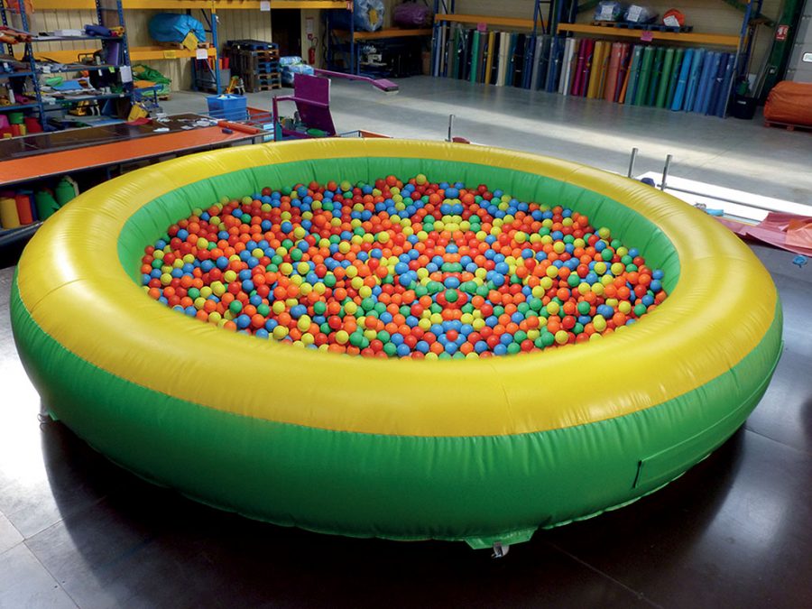 Piscine à boules ouverte