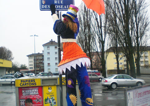  Échasses et Costumes
