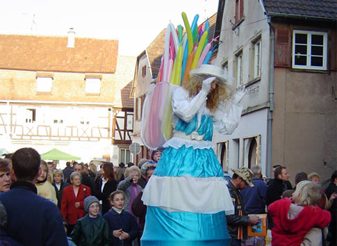  Échasses et Costumes